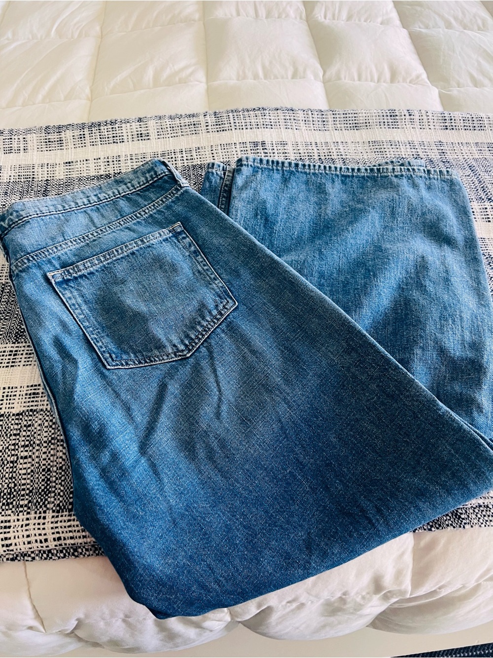 GAP Women’s High-Rise Wide-Leg Jeans in Light Blue Wash - Picture 3 of 3